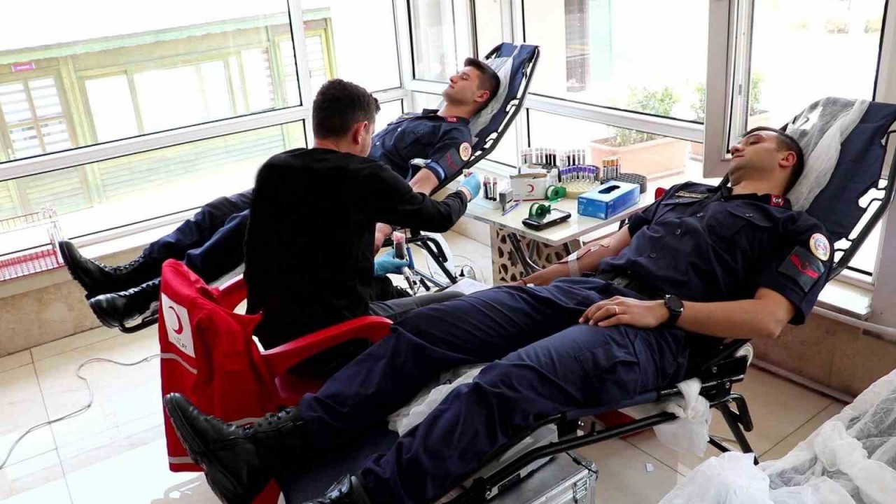 Jandarmadan Kızılay’a kan bağışı