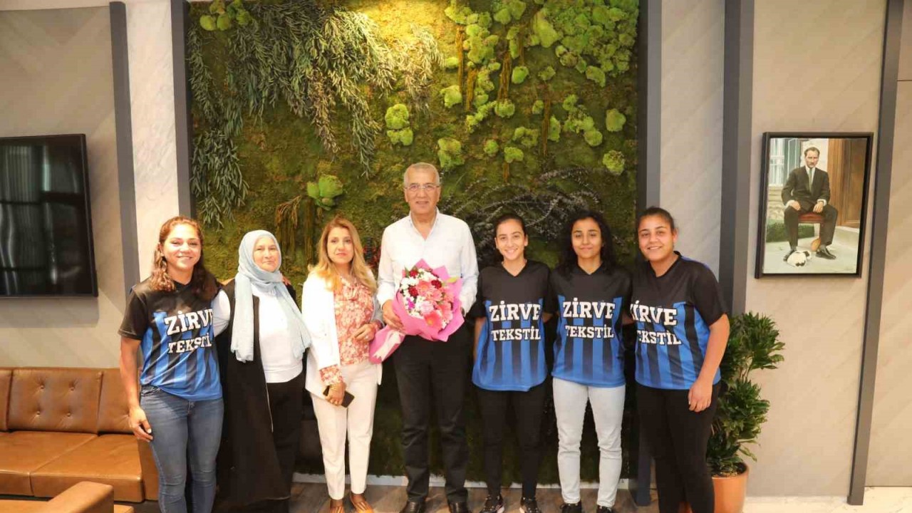 Kadın sporcular başarılarını Başkan Tarhan ile paylaştı