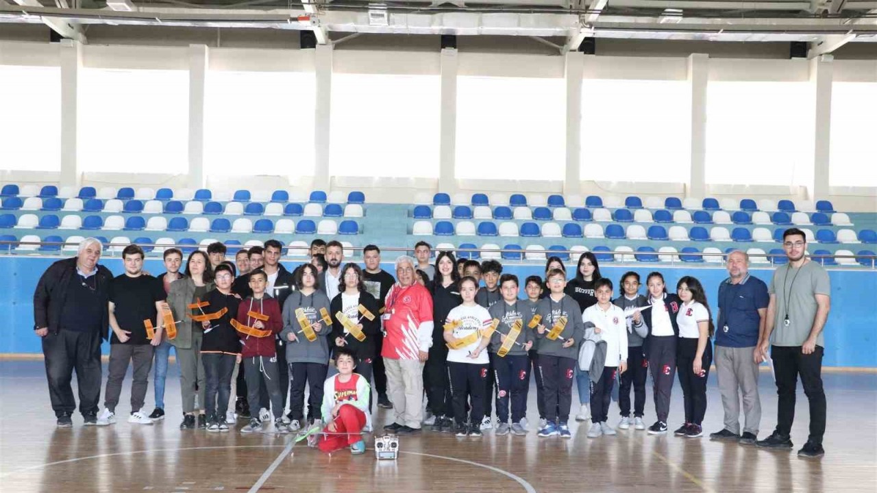 Karaman’da model ve kağıt uçak yarışmaları sona erdi