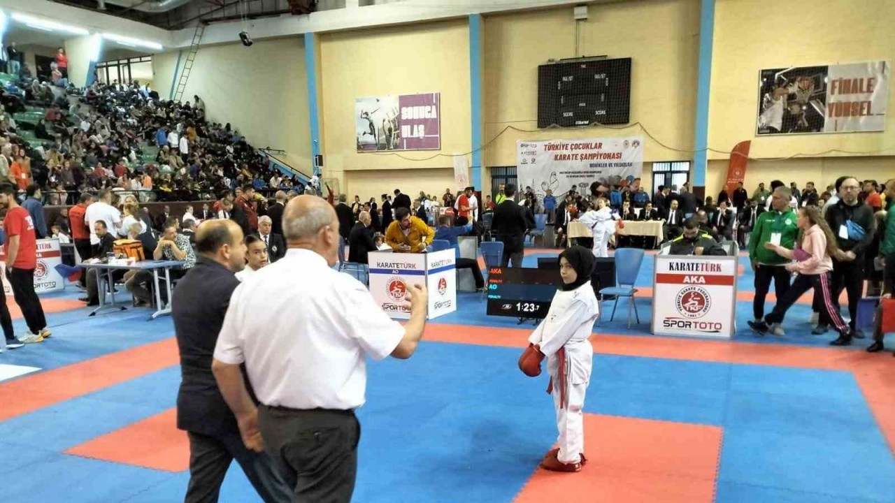 Karateci kızın kıyafeti nedeniyle turnuvadan men edilmesine tepki yağıyor