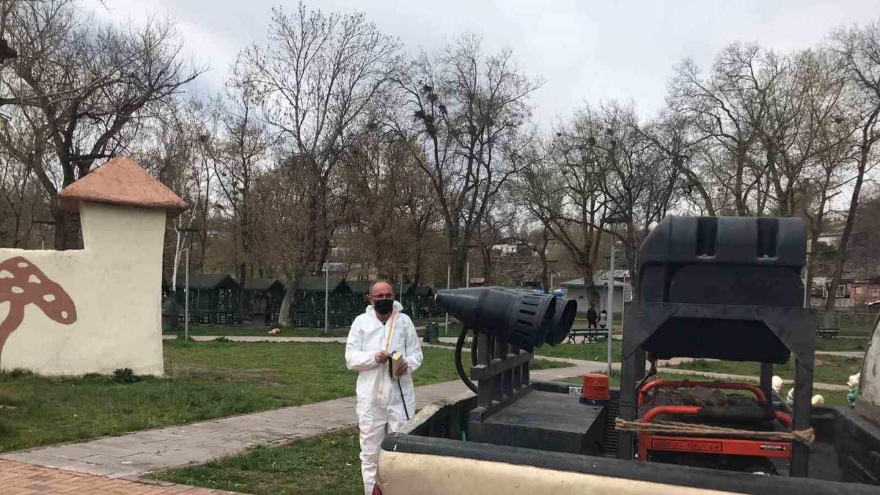 Kars Belediyesi ilaçlama çalışması yapıyor