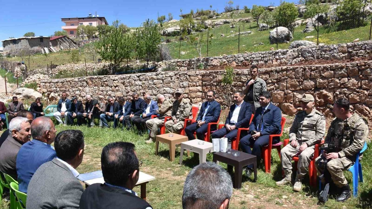 Köylüye devletin şefkat elini her daim hissettiren Vali Hacıbektaşoğlu, köy sakinleriyle bir araya geldi