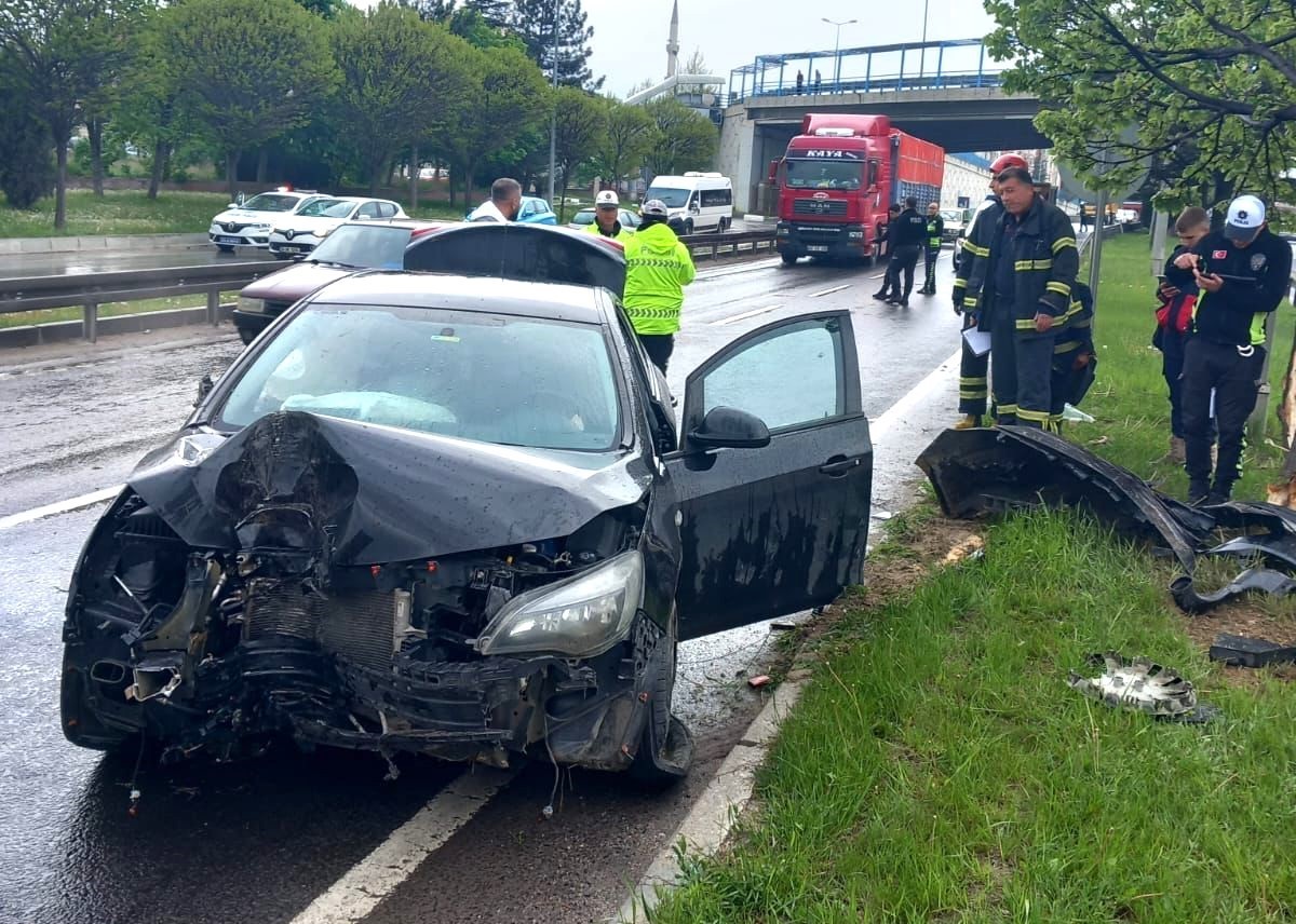 Kütahya’da kontrolden çıkan otomobil refüjdeki ağaca çarptı: 1 yaralı