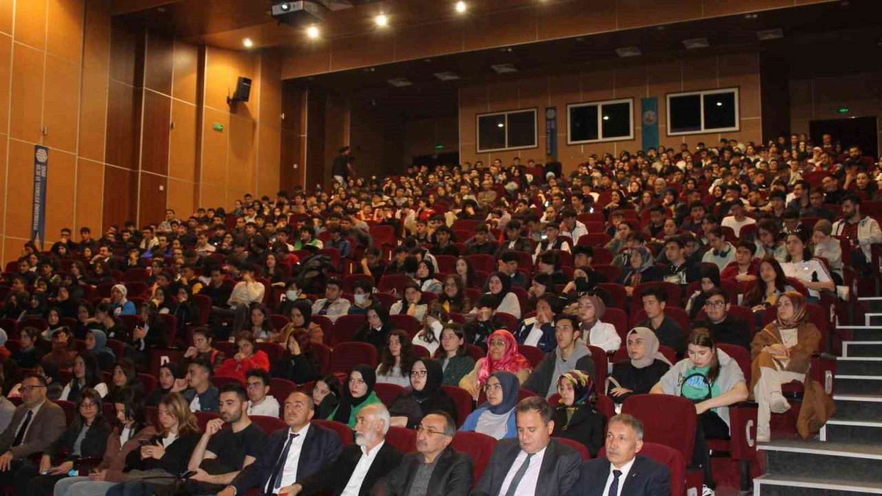 Lise öğrencilerinden konferansa yoğun ilgi