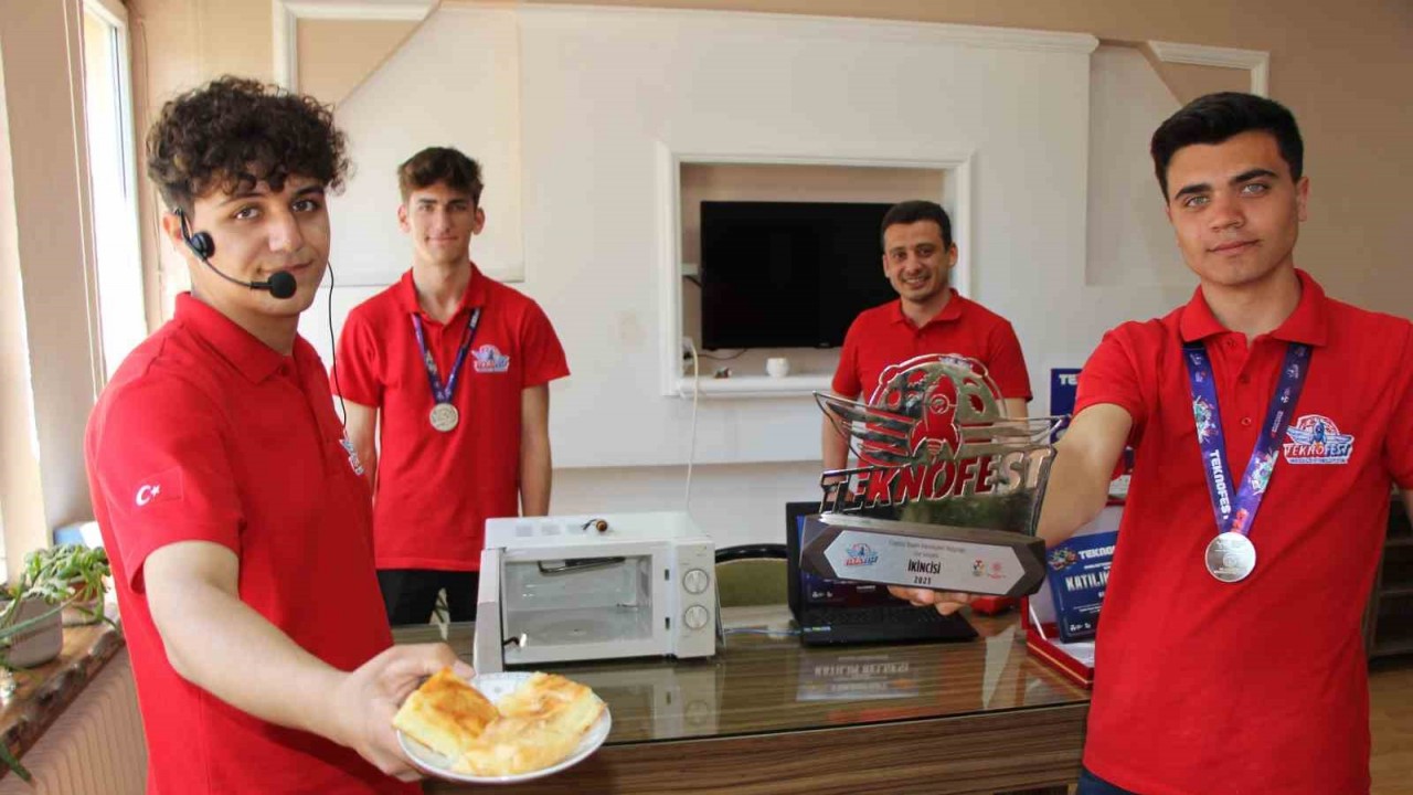 Liselilerin görme engelliler için tasarladığı ‘Konuşan Fırın’ TEKNOFEST’te ikinci oldu