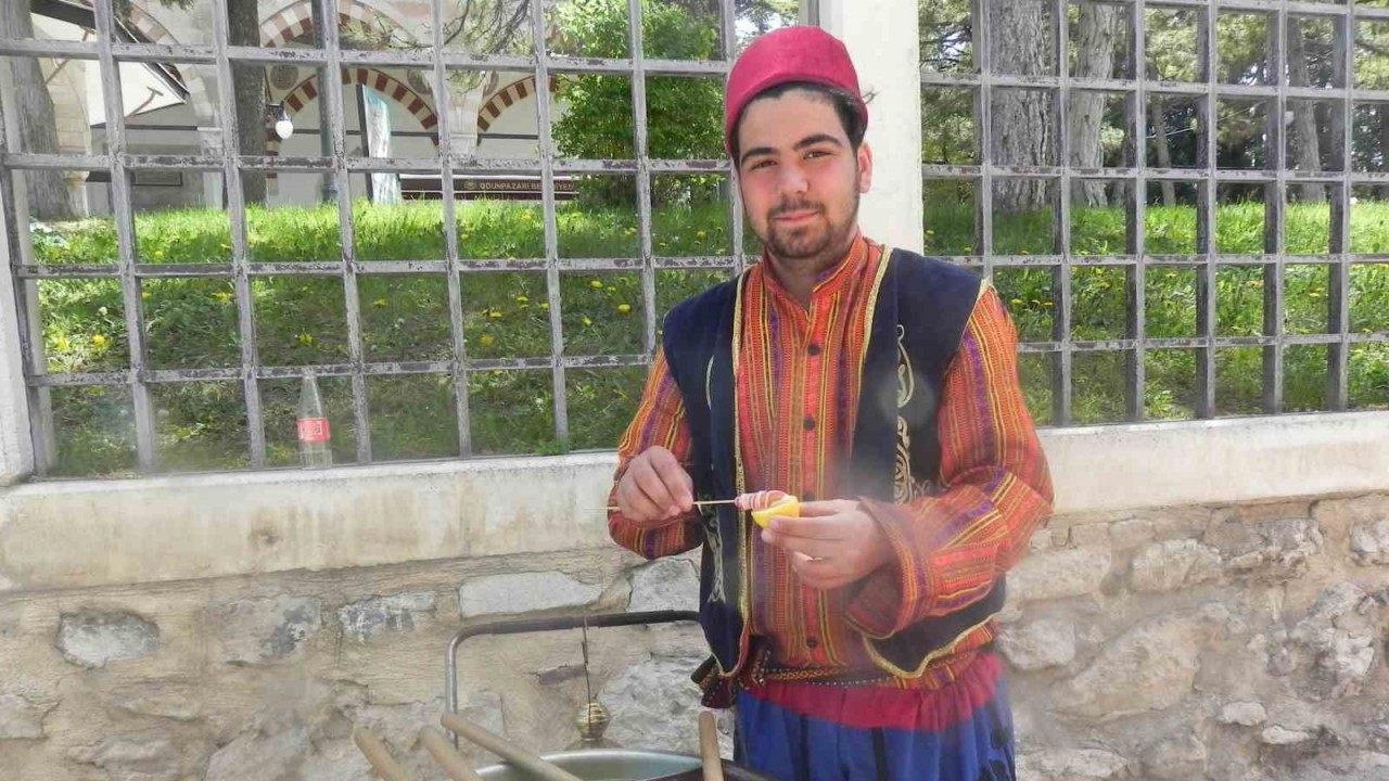 Macun geleneğini tarihi sokaklarda yaşatıyor