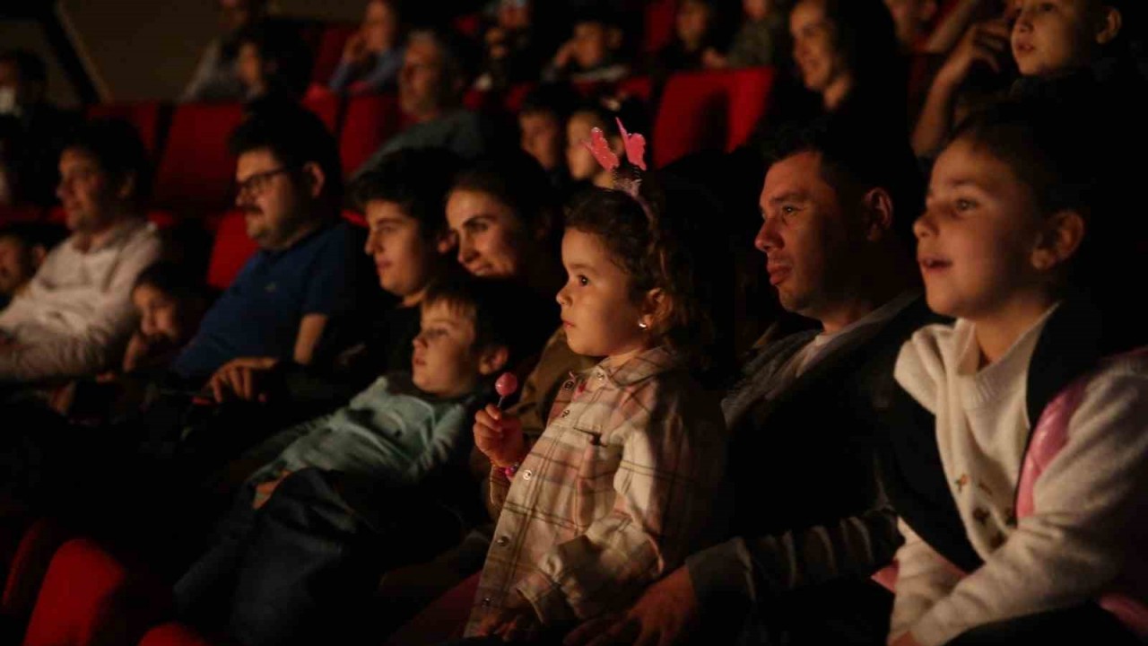 Merkezefendi Kent Tiyatrosu miniklere keyifli anlar yaşattı