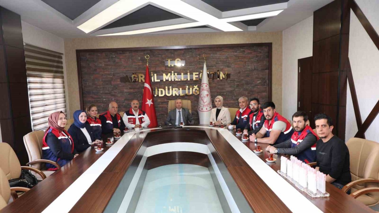 Milli Eğitim Bakanı Mahmut Özer Ağrı MEB AKUB ekibini plaketle ödüllendirdi