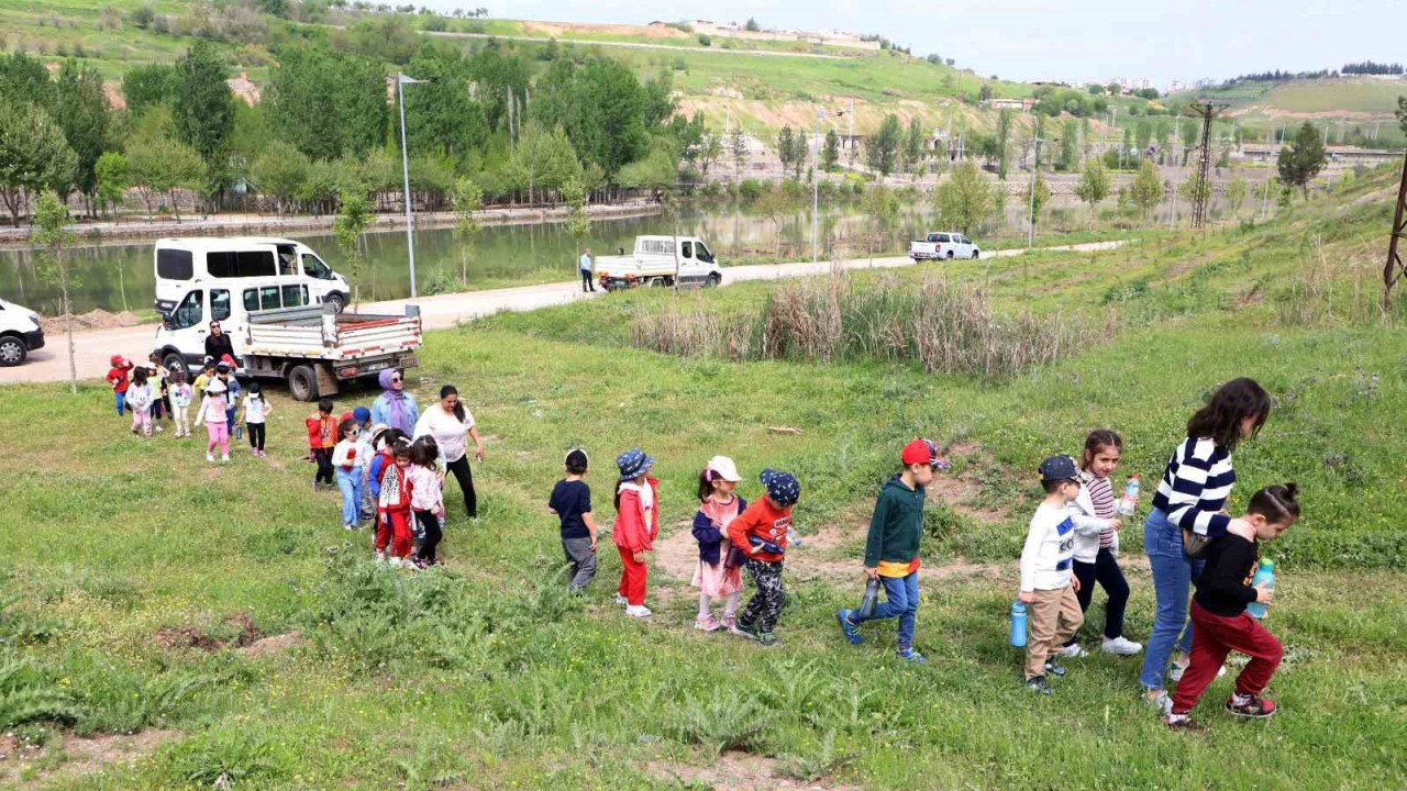Minik öğrenciler depremde hayatını kaybedenlerin anısına fidan dikti