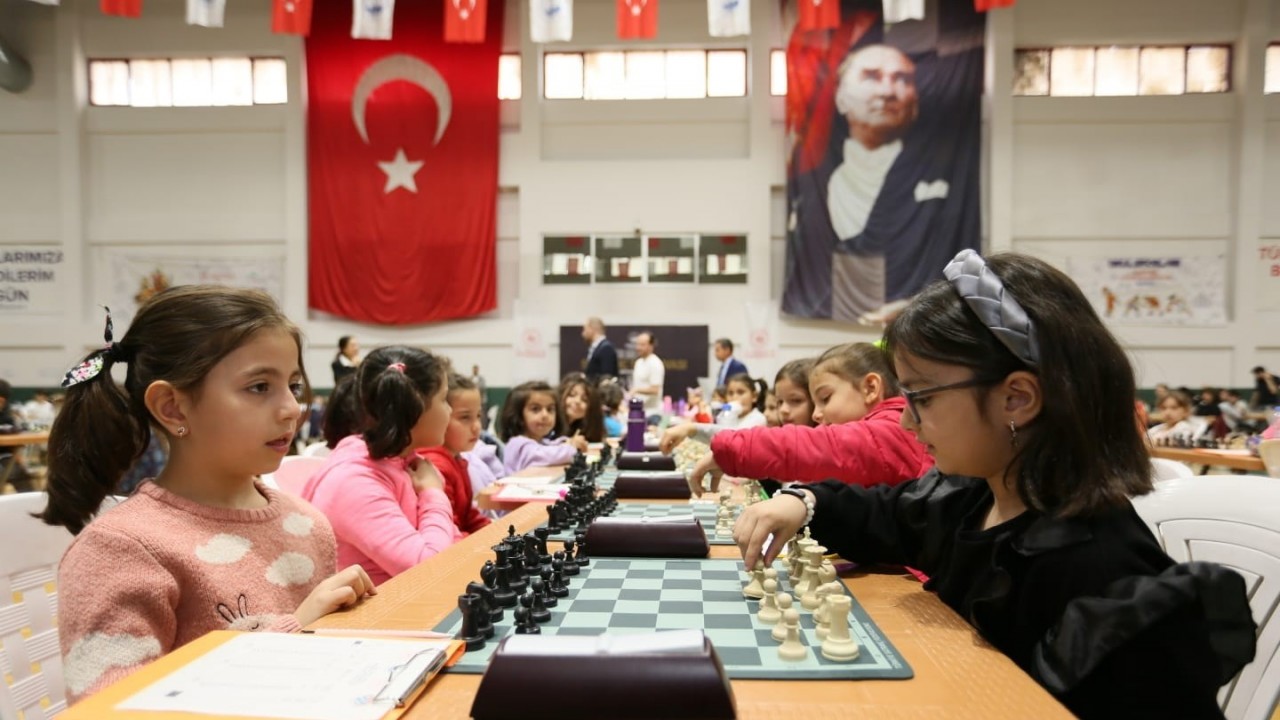Minik öğrencilerin satranç turnuvası renkli görüntülere sahne oldu