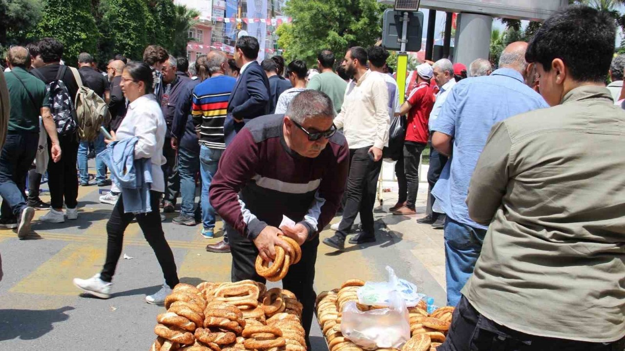 Mitingler simitçilerin yüzünü güldürdü