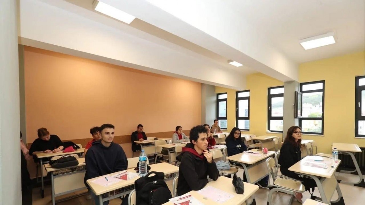 Öğrenciler deneme sınavında ter döktü