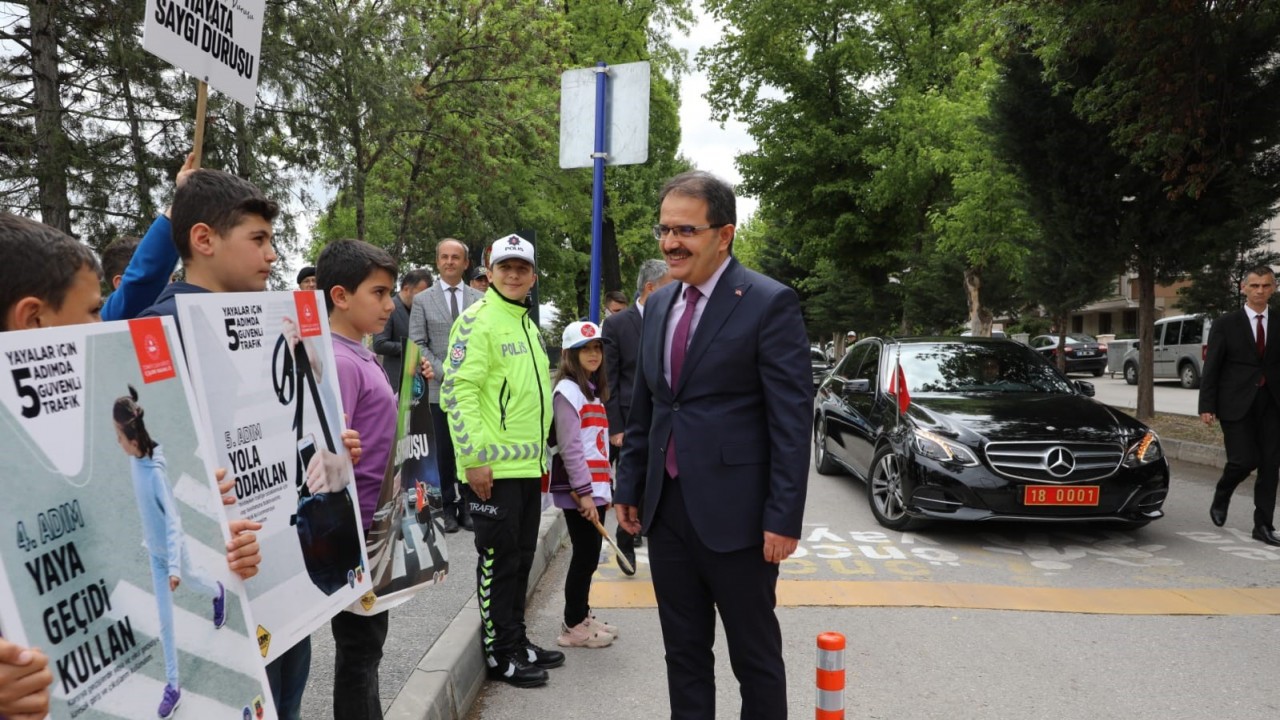 Öğrenciler trafik polisi oldu, trafik kurallarına dikkat çekti