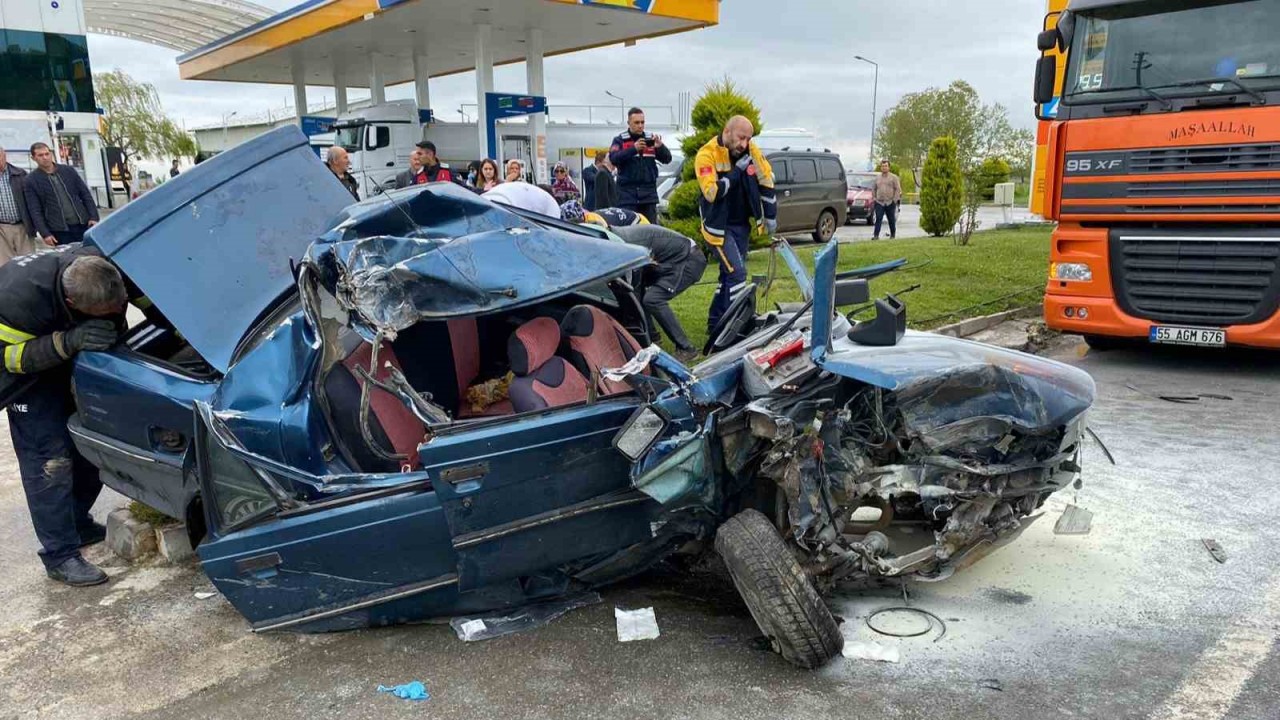 Otomobil park halindeki tıra çarptı: 3 yaralı