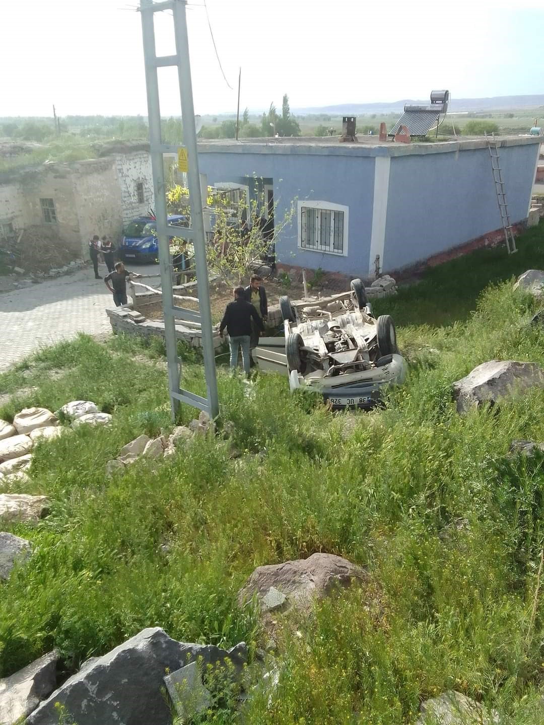 Otomobil şarampole devrildi: 3 Yaralı