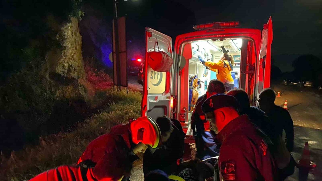 Otomobil uçuruma yuvarlandı: 2 yaralı