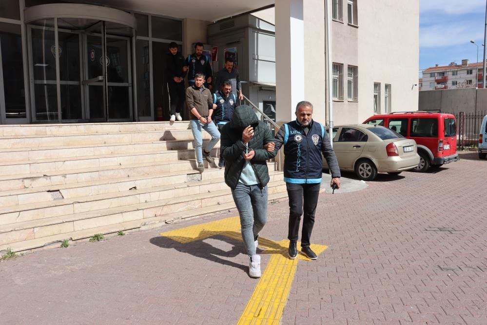 "Oyun konsolu satıyoruz" diyerek 260 bin TL dolandıran 3 kişi tutuklandı