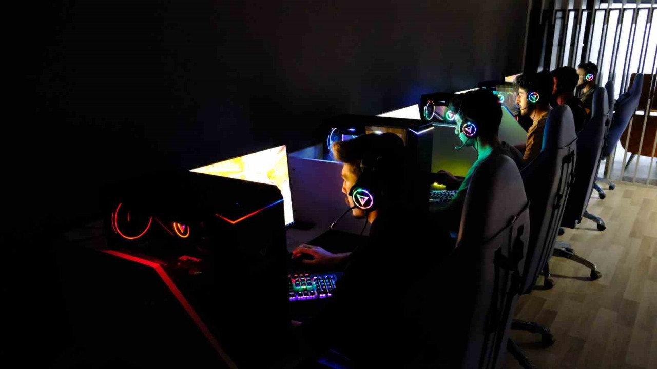 Oyun tutkunu gençler Erzincan’da kurulan e-spor atölyesinden dünyaya açılacak