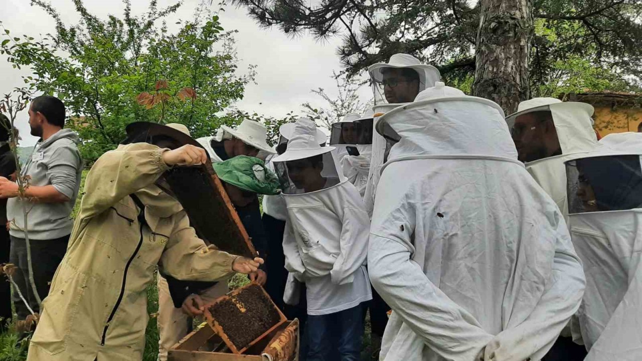 Özel çocuklara arıcılık eğitimi verildi