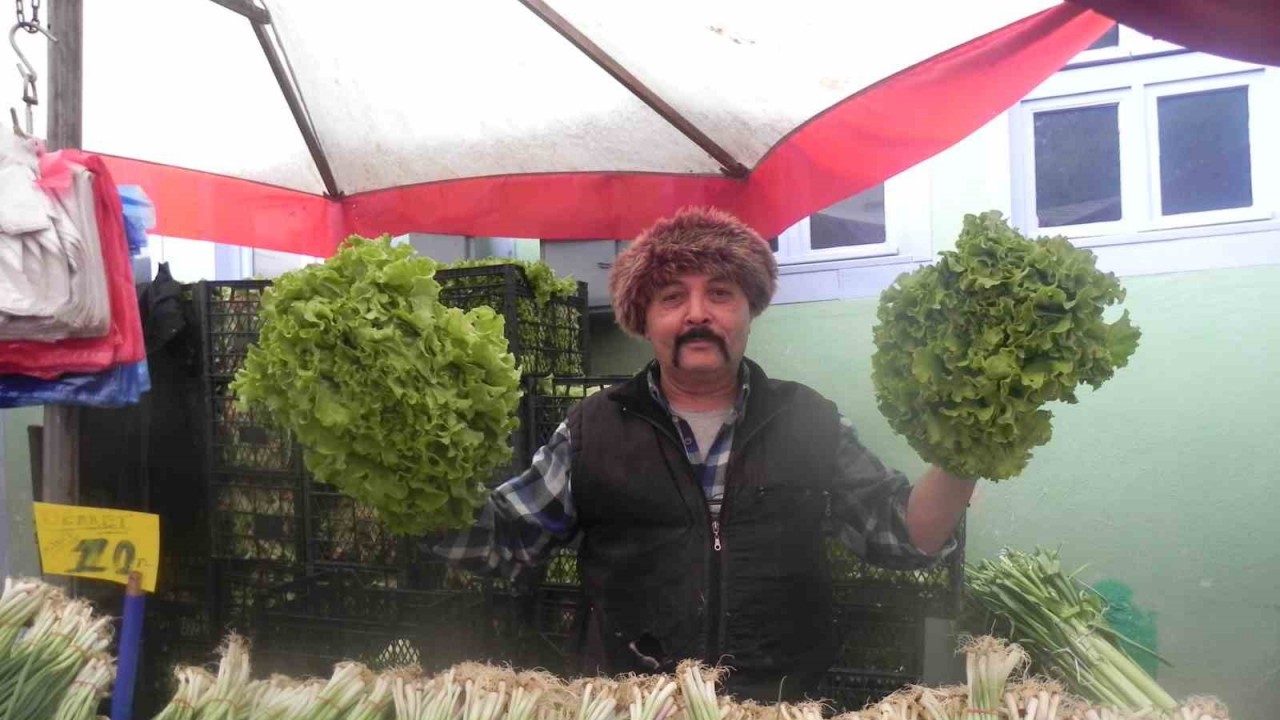 Perşembe pazarında ucuz satılan yeşilliğe bile rağbet yok