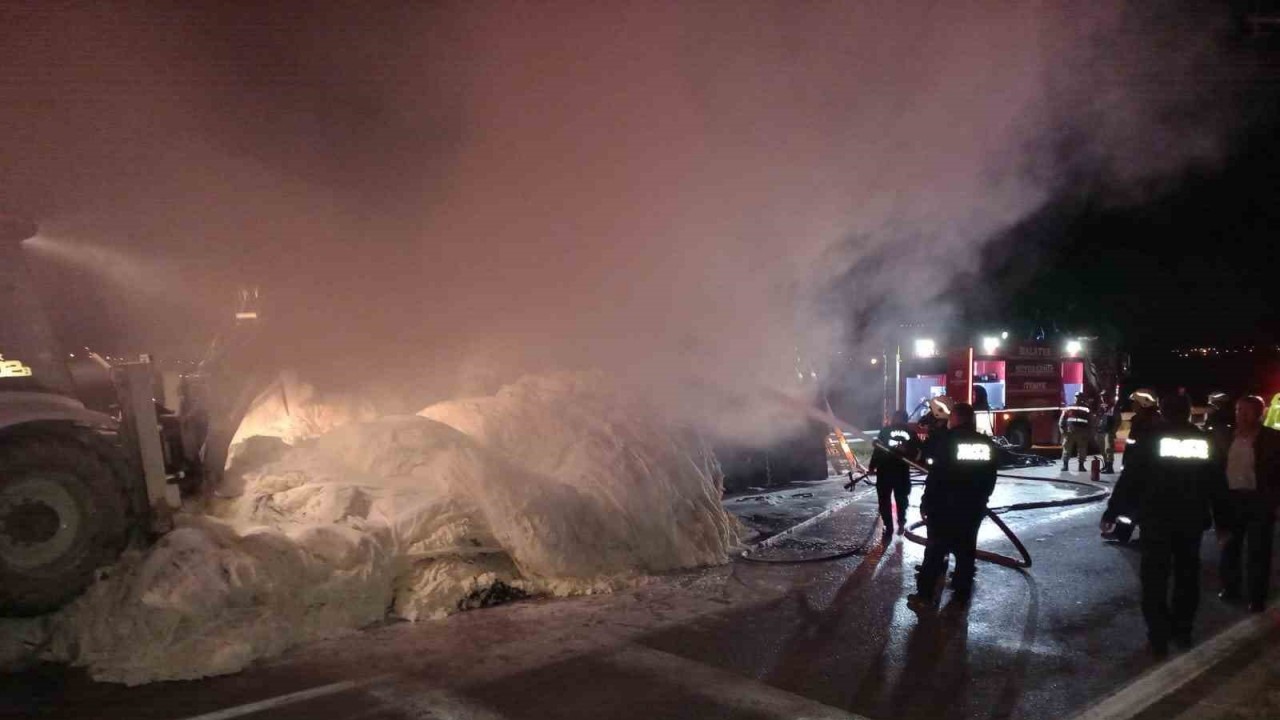 Seyir halindeki kamyon alev alev yandı