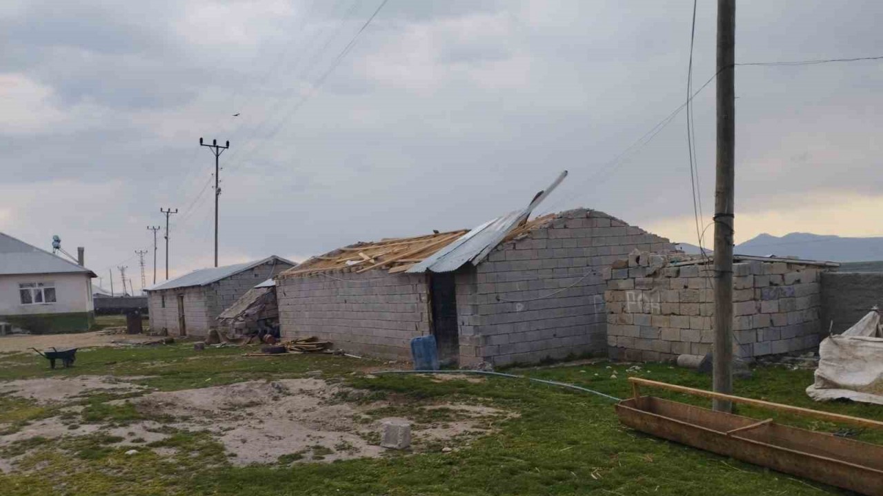 Şiddetli rüzgar çatıları uçurdu