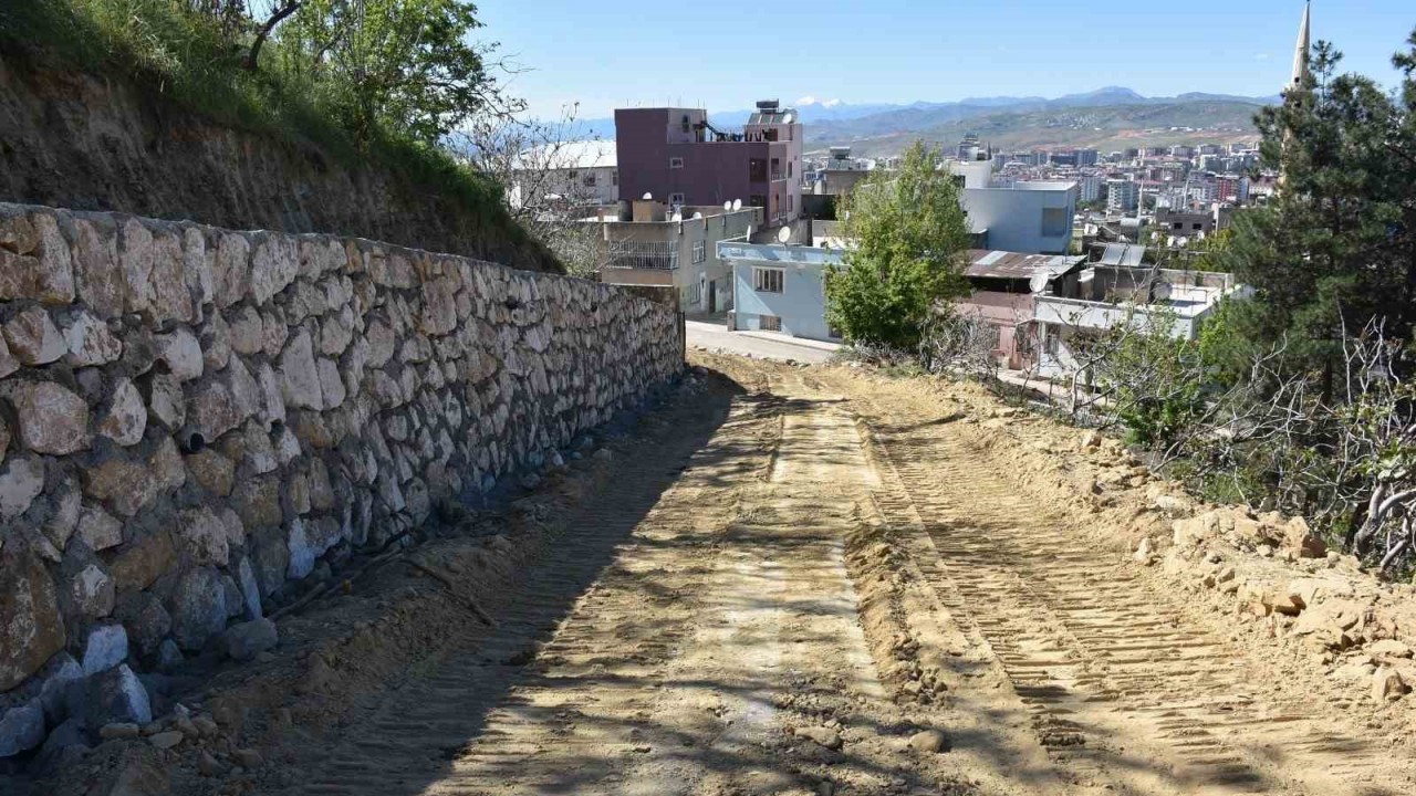 Siirt Belediyesi Şeyh Süleyman Mezarlığı’nda yol yapım çalışmasına başladı