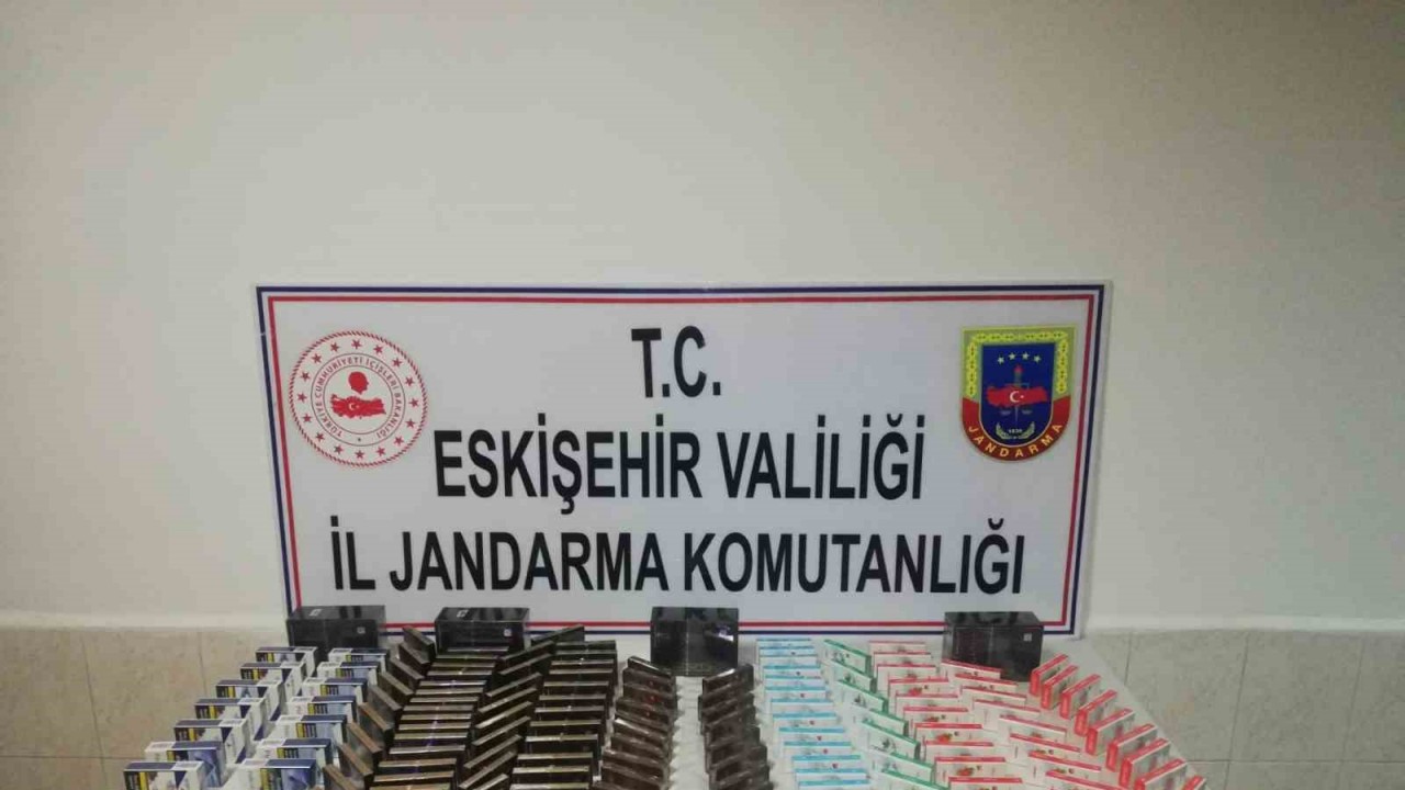 Şüpheli şahsın aracında 227 paket kaçak sigara bulundu