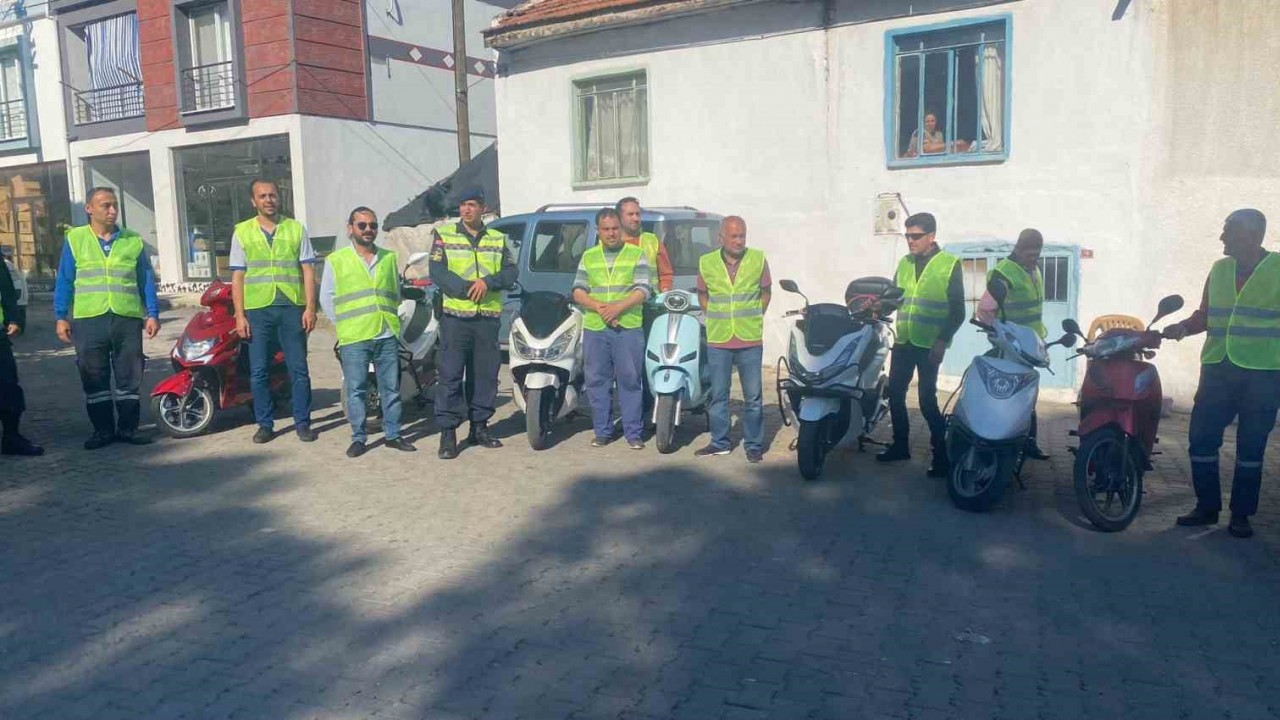 Sürücülere reflektif yelek hediye edildi