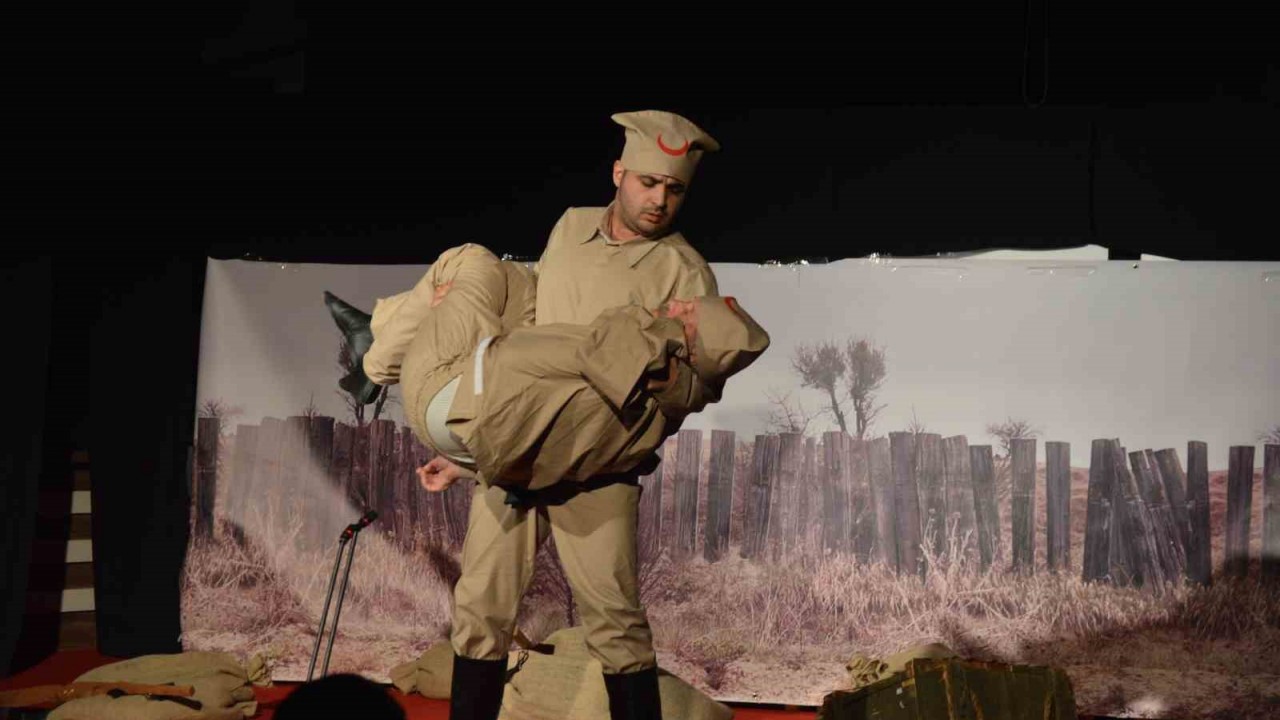 Tavşanlı’da tiyatro gösterisi