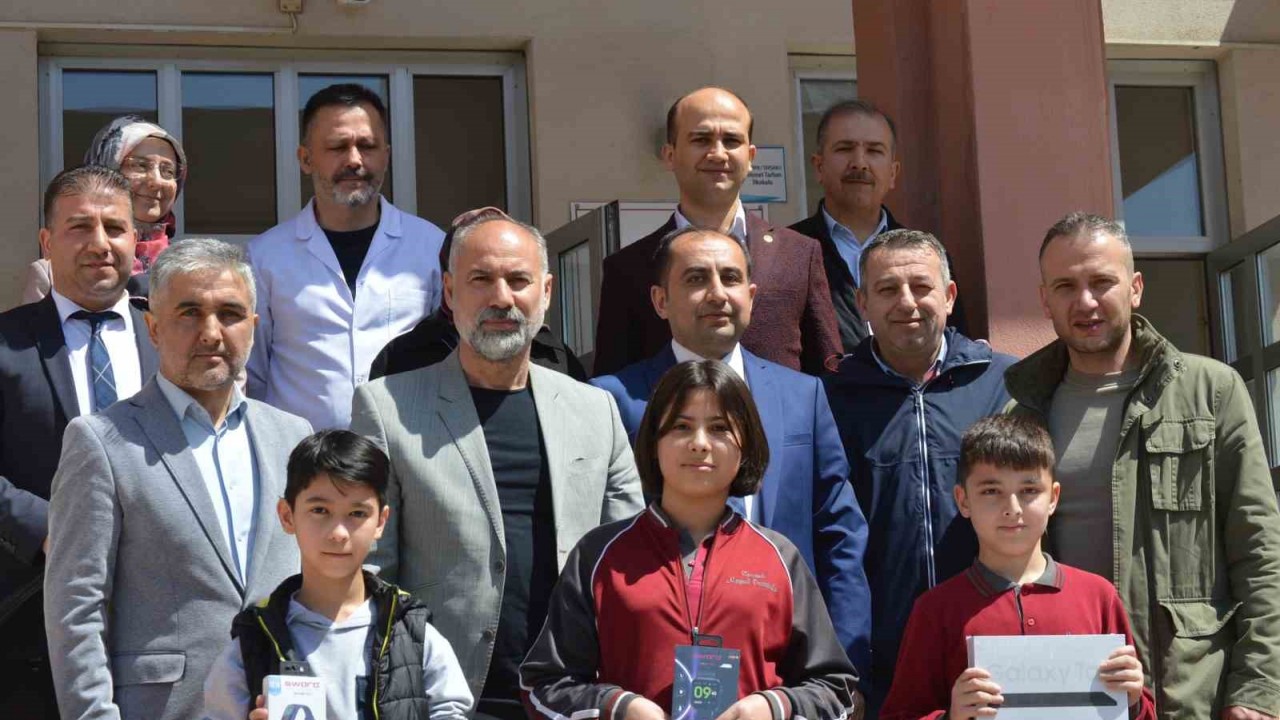 Tavşanlı’da "Yetim" konulu kompozisyon yarışmasında dereceye giren öğrenciler ödüllendirildi