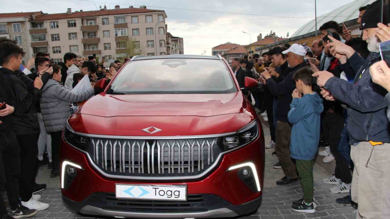 Togg’un Anadolu Ateşi kırmızı renkli SUV modeli Tavşanlı’da