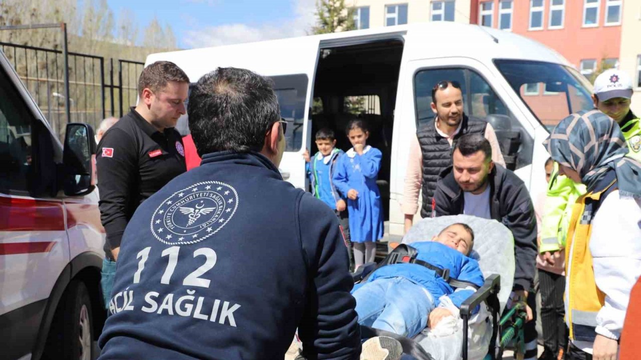 Trafik ve İlk Yardım Haftasında öğrencilere uygulamalı eğitimler verildi