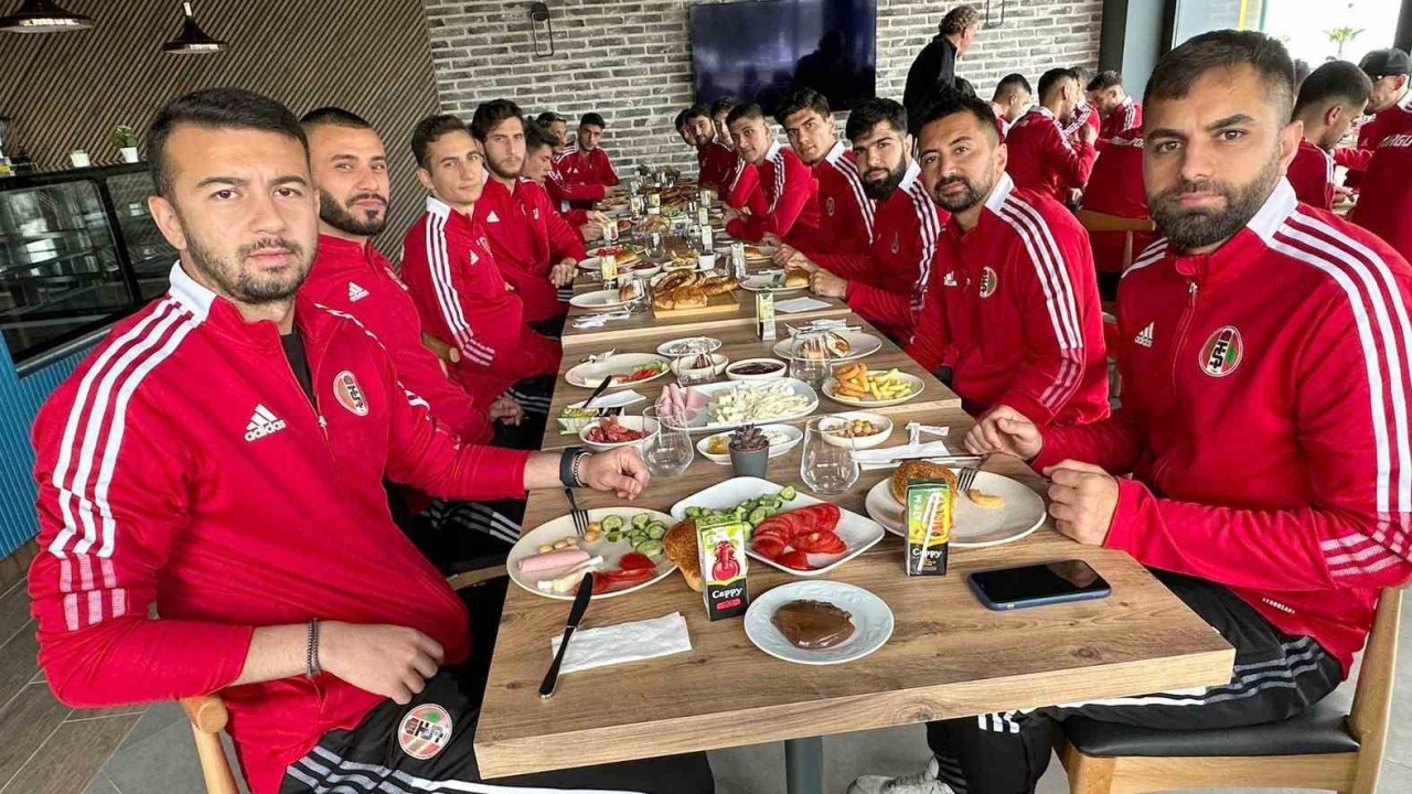 Turgutlusporlu futbolcular moral depoladı