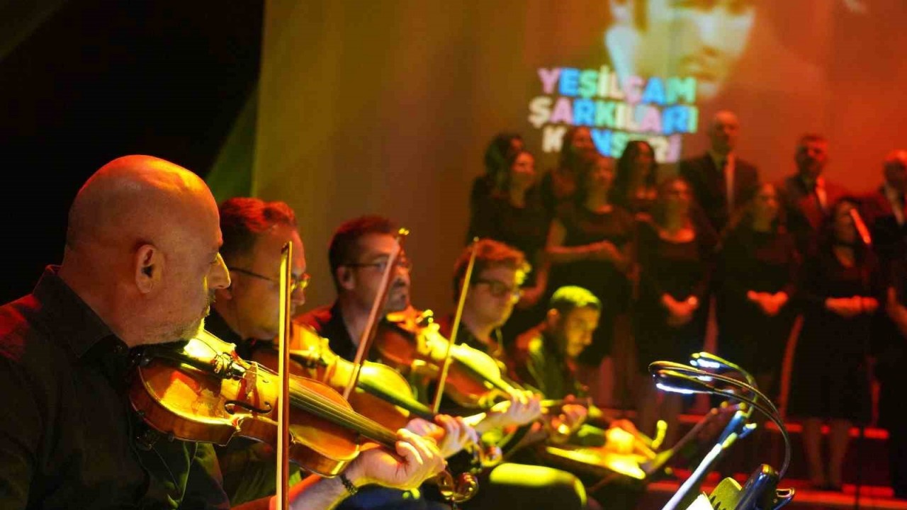 Türk sanat müziği korosunun konseri ayakta alkışlandı