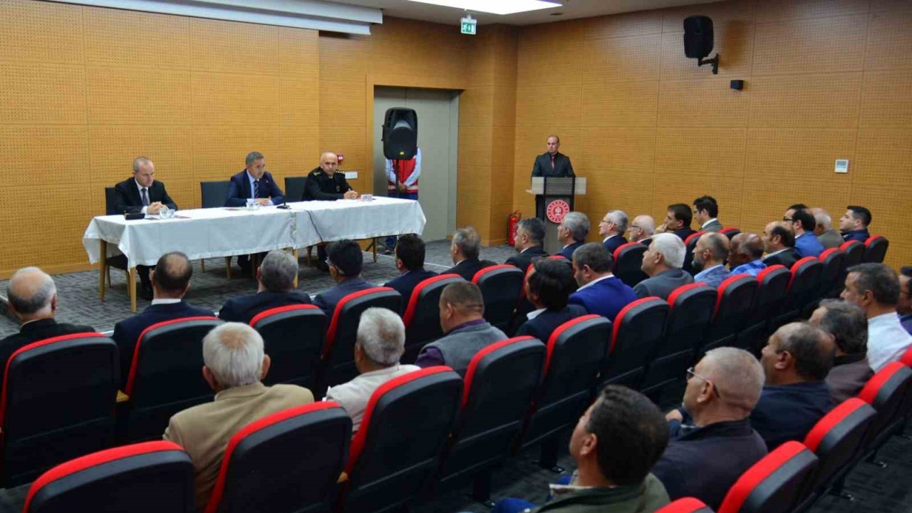 Vali Mete Buhara, muhtarları dinledi