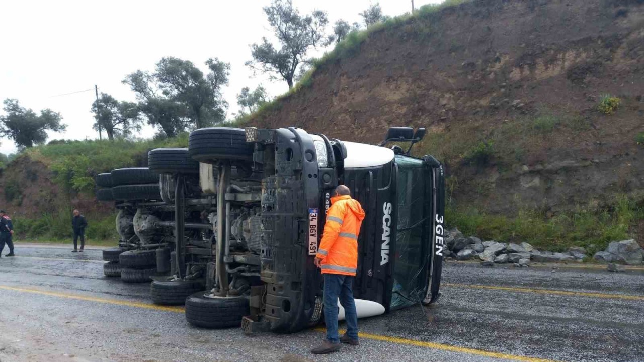 Virajı alamayan taş yüklü kamyon devrildi: 1 yaralı