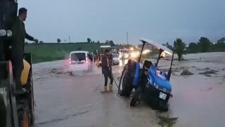 15 dakikalık yağış Vezirköprüde hayatı felç etti