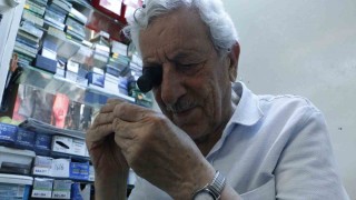 89 yaşında 2,5 metrekarelik dükkanında 55 yıldır zaman ayarlıyor