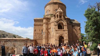 Akdamar Adasında ilk defa tiyatro oyunu sahnelendi