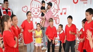 Aras Bulut İynemli, ‘Yarını Kodlayanlar projesi için Kahramanmaraşta çocuklarla buluştu