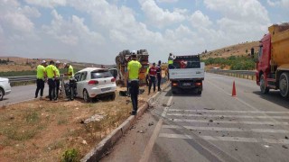 Asfalt döküm kamyonu ile otomobil çarpıştı: 1 ölü, 1 yaralı