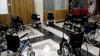 Başkan Akmandan özel bireylere tekerlekli sandalye desteği