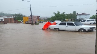 Bilecikte sağanak yağış sonrası alt geçitte araç içinde mahsur kalan 6 kişi kurtarıldı