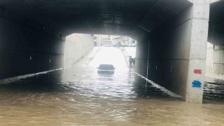 Bilecikte suların bastığı alt geçitte araç mahsur kaldı