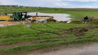 Çorumda sele müdahale eden iş makinesi toprağa saplandı