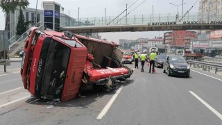 D-100de arıza yapan otomobile vinç çarptı