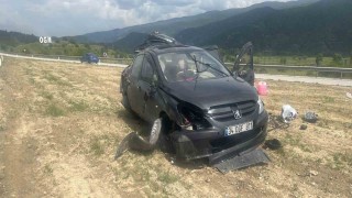 D100de otomobil takla attı: 3 yaralı