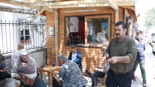 Depremde çayhanesini kaybetti yeniden ayağa kalkıp hizmete başladı