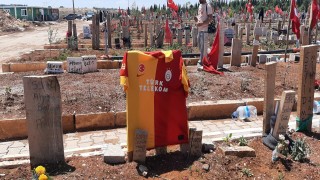 Depremde hayatını kaybeden fanatik Galatasaraylıların mezar taşına forma asıldı